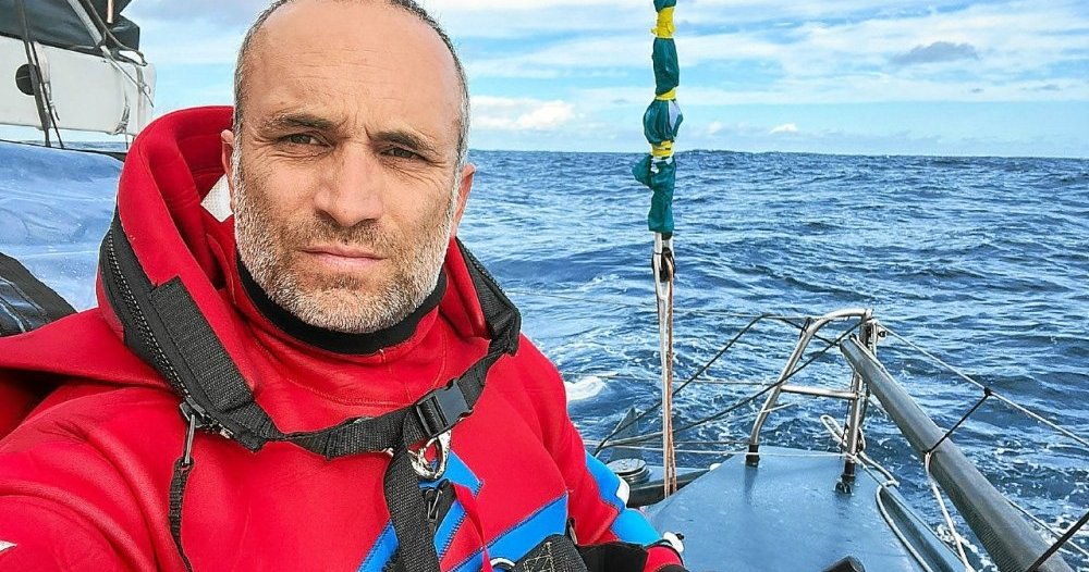 Route du Rhum. Fabrice Amedeo raconte son naufrage : « Mon bateau en flammes a coulé sous mes yeux »