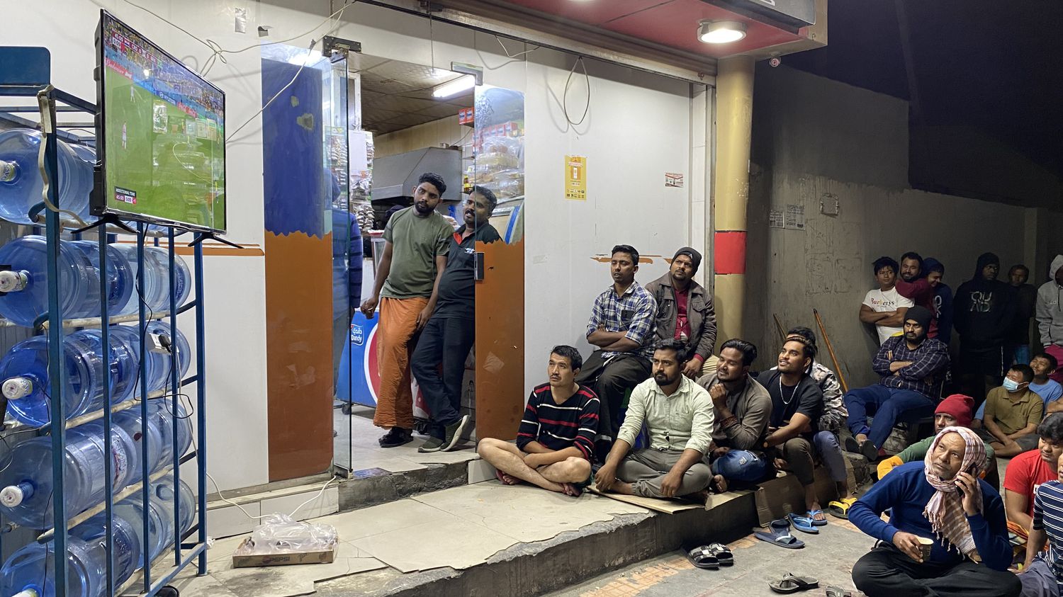 REPORTAGE. « Il va se passer quoi ? » : au Qatar, les ouvriers étrangers regardent les derniers matchs de la Coupe du monde tout en ayant peur pour leur avenir